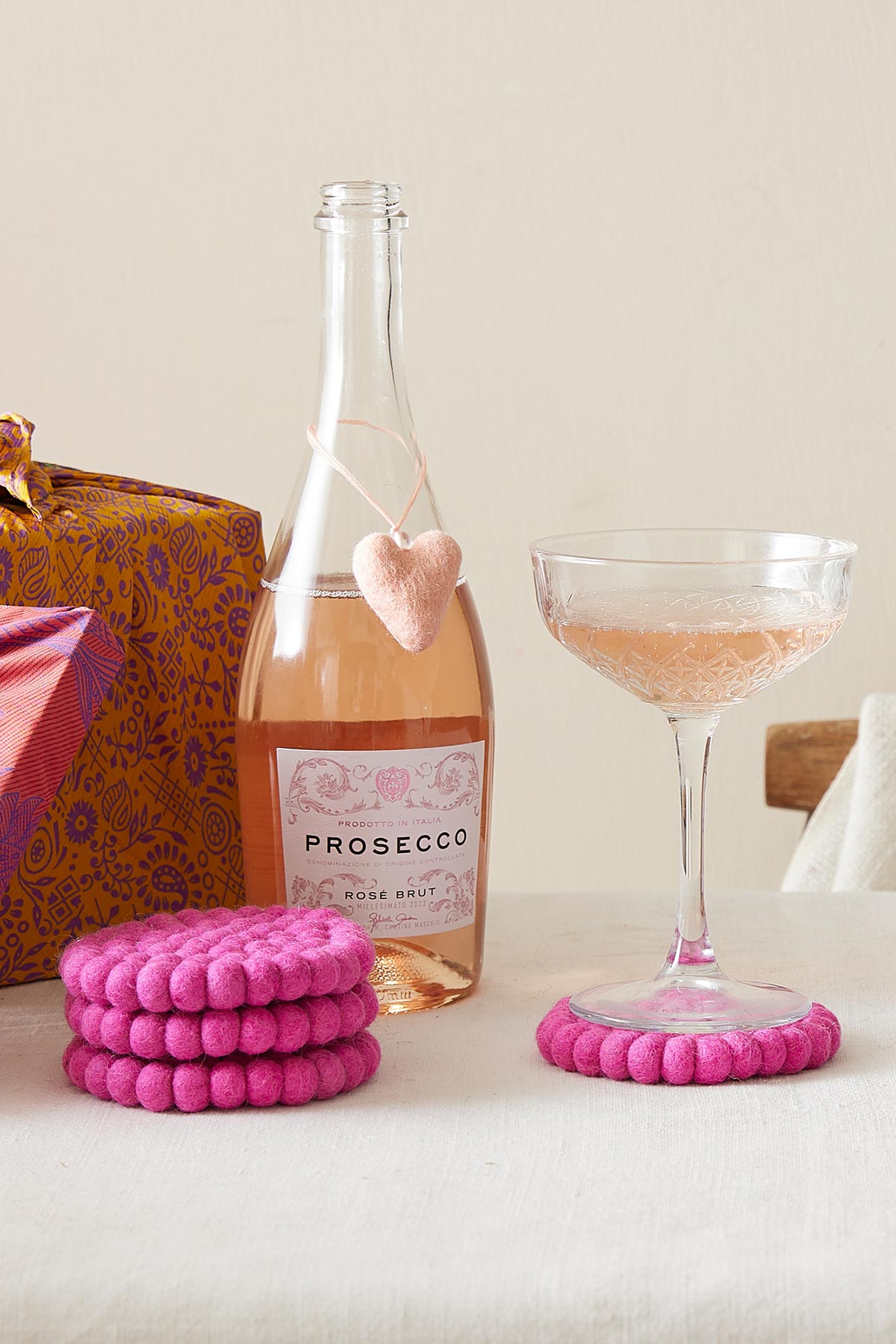 Auraque Asik Handmade Eco Felt Ball Coaster Vase Mat In Hibiscus Pink