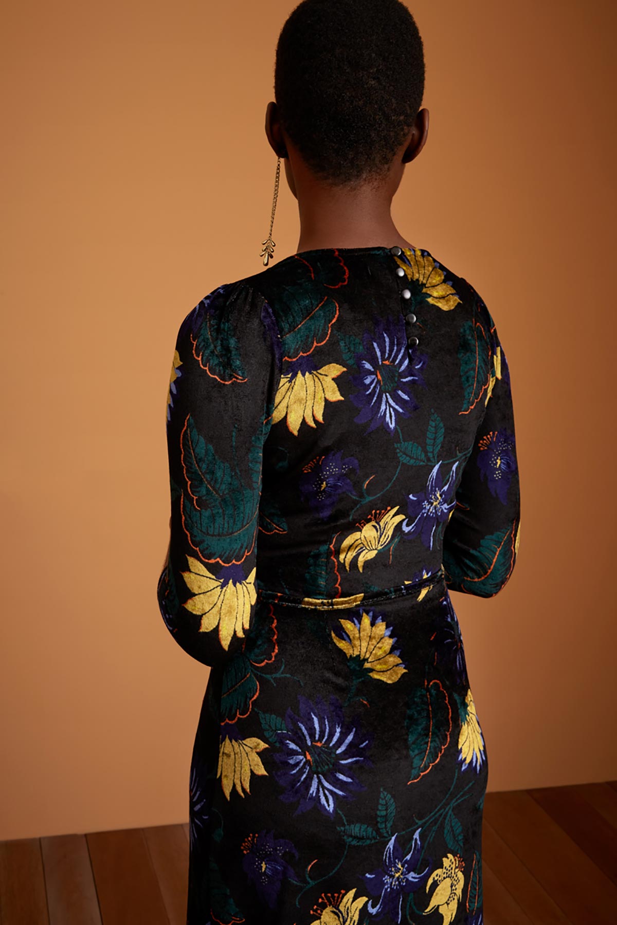 Knee Length SlimFit Dress with 3/4 Sleeves and Keyhole closure | Black