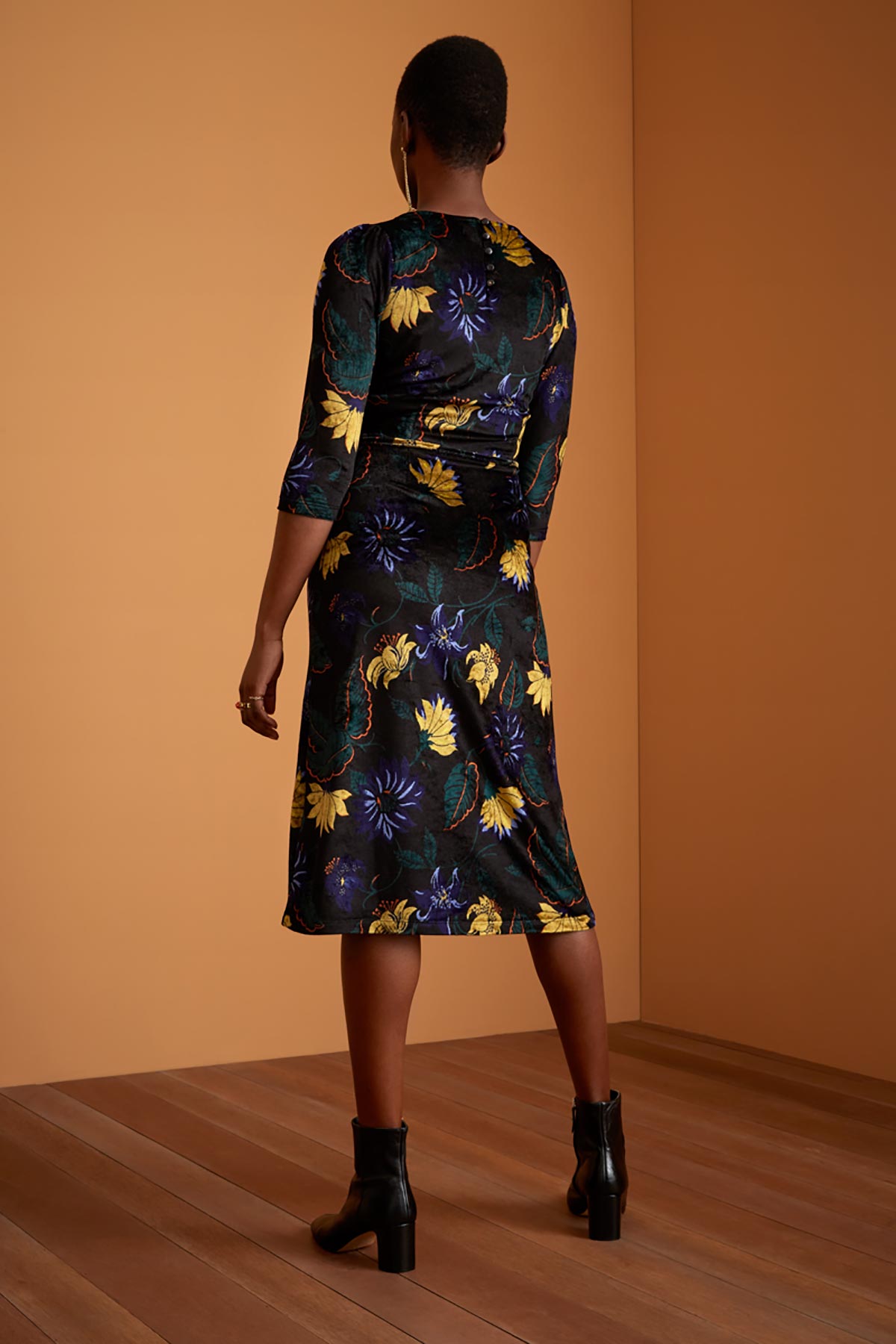 Knee Length SlimFit Dress with 3/4 Sleeves and Keyhole closure | Black