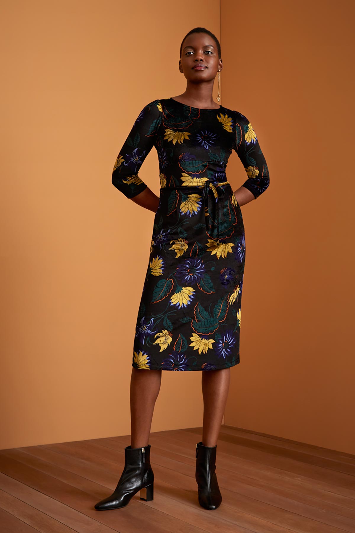 Knee Length SlimFit Dress with 3/4 Sleeves and Keyhole closure | Black