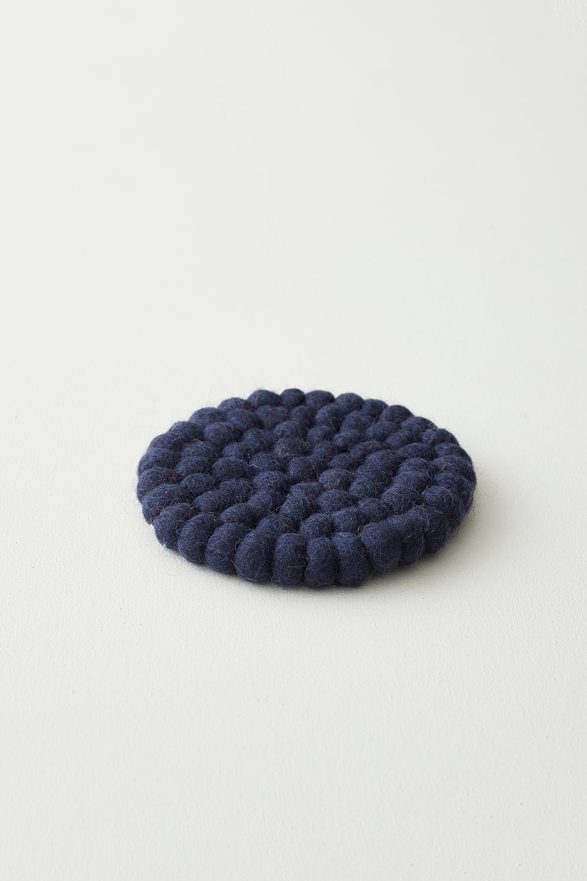 Auraque Asik Handmade Eco Felt Ball Coaster Vase Mat In Navy Blue
